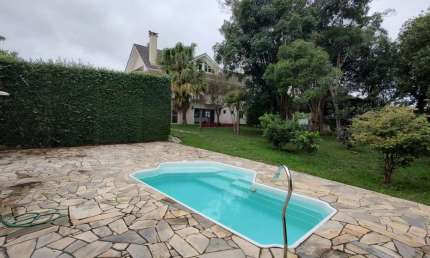Casa em condomínio de luxo, localizada no bairro São Braz em Curitiba, com 4 quartos, 6 vagas de garagem e terreno com aproximadamente 1.300 m² de área privativa (maior terreno do condomínio).