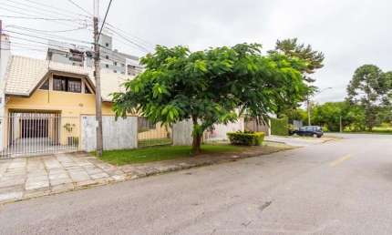 Próximo ao Jardim Botânico - Casa duplex com suite no térreo e quintal espaçoso!