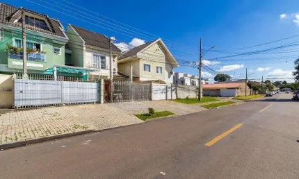 Sobrado 3 quartos com amplo quintal, área coberta com churrasqueira 3 quartos com ático hauer/boqueirão r$ 650.000 - curitiba/pr