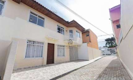 Sobrado de 3 quartos está no bairro Portão em condomínio fechado