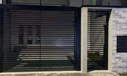 Sobrado novo com 3 quartos, sendo 1 suíte master - localizado no Capão da Imbuia