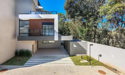 Casa alto padrão em condomínio no cascatinha – 250m² com 3 suítes, quintal e ático com vista privativa.