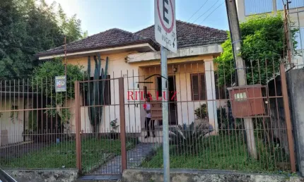 Casa com 3 quartos à venda na Rua General Gomes Carneiro, 316, Medianeira, Porto Alegre por R$ 550.000