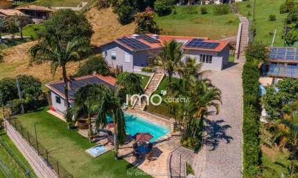 Casa no Cond. Vale de Santa Fé com uma vista espetacular conta com 4 suítes , piscina, área gourmet, ampla área verde, e muita segurança! - Vinhedo/SP