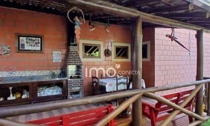 Vende se Chácara no bairro Monterrey em Louveira em SP  1200m² de terreno , 3 quartos, 5 vagas, área gourmet , quintal, pomar  R$ 920.000