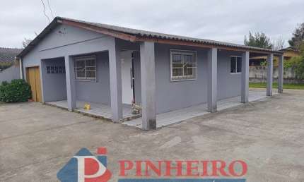 Casa em alvenaria com 2 dormitórios em terreno de esquina a 250m do mar