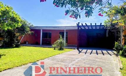 Seu Refúgio Perfeito: Casa com 2 Dormitórios e Jardim Encantador a Apenas 350m do Mar!