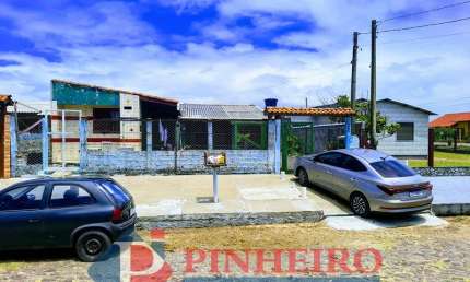 Casa à Venda: 3 Dormitórios (1 Suíte), Anexo e a Apenas 70m do Mar!