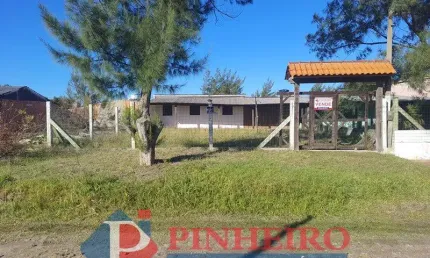 Oportunidade - casa mista com 2 dormitórios, 2 banheiros, escriturada, terreno alto e fechado a apenas 450m do mar