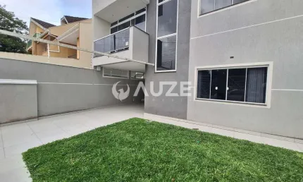 Sobrado, frente para rua com jardim e terraço, terreno com 100m²
