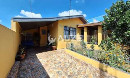 Casa na melhor localização do Bairro Alto, com amplo terreno.