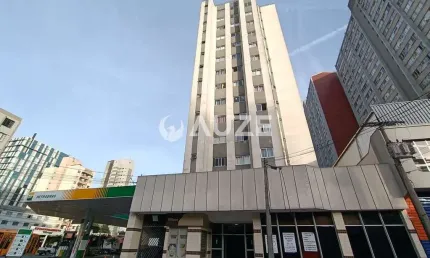 Apê todo reformado com comôdos bem divididos no coração do centro de Curitiba. Ideal para Morar ou