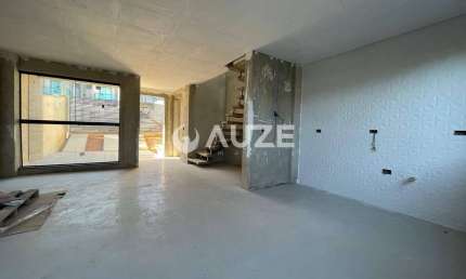 Frente para a rua, com quintal com churrasqueira, suíte com closet e sacada.