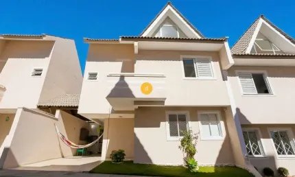 Sobrado com 3 Quartos em Condomínio Fechado no Portão