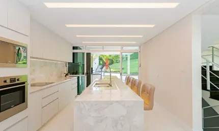 Uma linda e requintada residência em meio a tranquilidade da natureza e com a segurança de um Condomínio fechado.