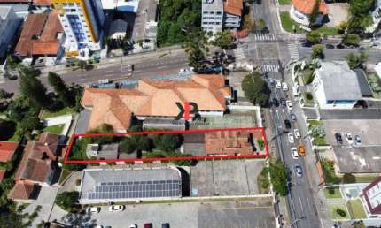 Terreno ZR-4 com 751 m2 e residência averbada. Localização Central!