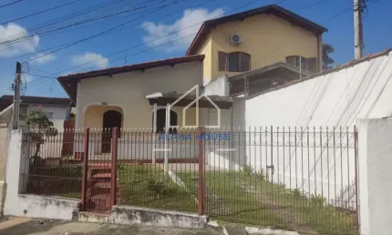 Casa à venda com 03 dormitórios, no Centro de Pindamonhangaba/ SP!