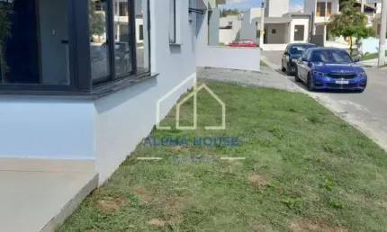 Linda Casa para Venda com 02 suítes, Jardim de Inverno e churrasqueira no Condominio Vila Romana em