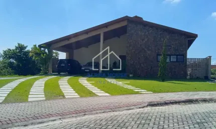 Linda casa de alto padrão à venda com 04 dormitórios (sendo 02 suítes) no condomínio residencial ec
