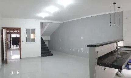 Excelente sobrado no bairro Baronesa em Taubaté, possui 3 quartos, sendo 1 suite