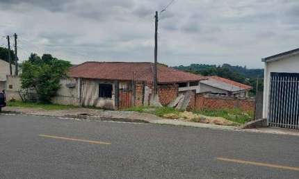 Terreno com duas casas de alvenaria e completa infraestrutura no Costeira - Oportunidade Única