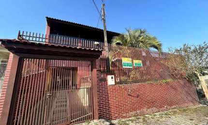 Sobrado amplo e bem localizado no bairro Porto das Laranjeiras em Araucária, PR, excelente para inv
