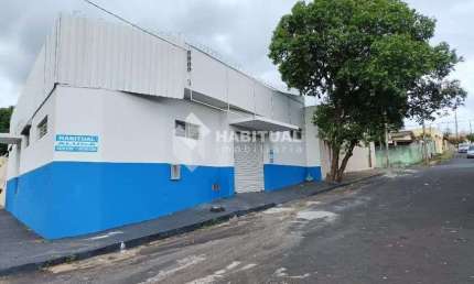 Ponto comercial com 3 salas para alugar no Bom Jesus, Uberlândia  por R$ 6.000