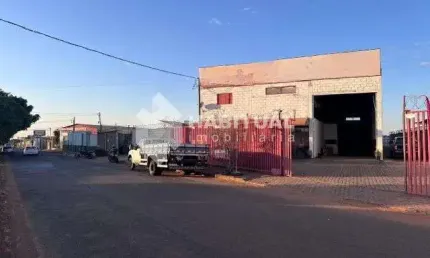 Barracão / Galpão / Depósito com 5 salas para alugar no Conjunto Segismundo Pereira, Uberlândia  por R$ 13.500