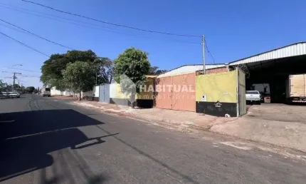 Barracão / Galpão / Depósito para alugar no Marta Helena, Uberlândia  por R$ 6.000