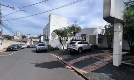 Casa comercial com 9 salas para alugar no Brasil, Uberlândia  por R$ 12.000