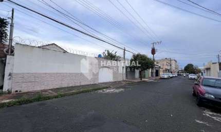 Casa comercial para alugar no Brasil, Uberlândia  por R$ 5.500