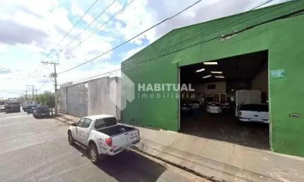 Barracão / Galpão / Depósito com 3 salas para alugar na Nossa Senhora das Graças, Uberlândia  por R$ 6.000