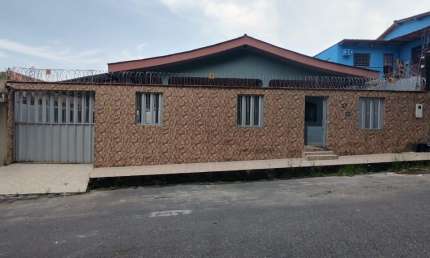 Vendo Casa no Parque 10 ( atrás Pizzaria O Faraó) R$ 470.000,00