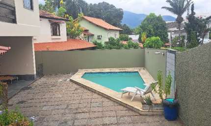 Casa com 4 dormitórios, sendo uma suíte, à venda com 340 m² por R$ 1.249.999 no no Condomínio Nova Barra