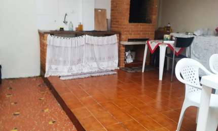 Ótima casa AC 225m²  AT 280m² 04d 02 suítes 03 vagas