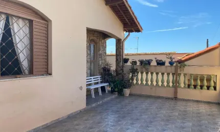 Casa térrea com edícula à venda no bairro jardim itamaracá, em indaiatuba/sp, com 256 m² de terreno e 165 m² de área construída.