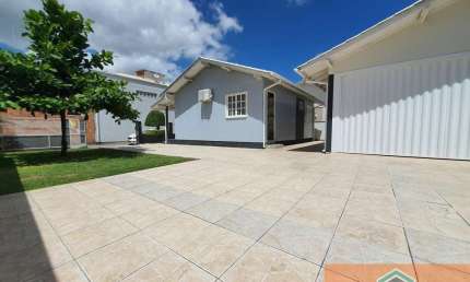 Casa mista de ótimo padrão, com conforto e localização tranquila