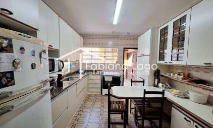 Casa 231m com 3 quartos 1 suíte 2 vagas e edícula R$850.000 na Vila Arens