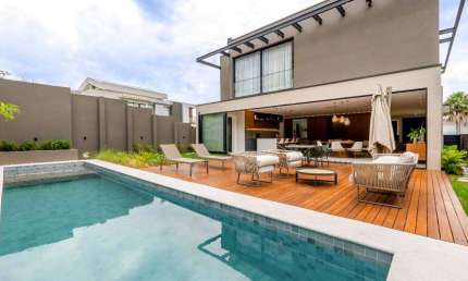 Casa para venda possui 540 metros quadrados com 6 suites em Alphaville Industrial - Barueri - SP