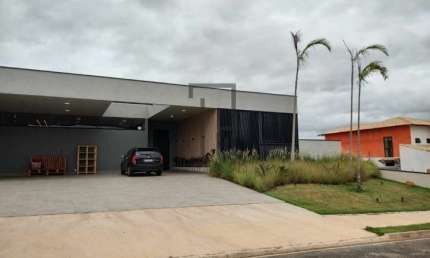 Linda Casa térrea com 321,74 m², 3 dormit, 4 vagas, Village Ipanema 2