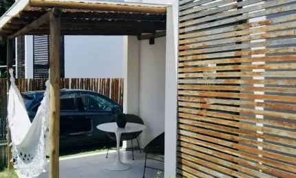 Casa com 2 Suítes e Jardim em Condomínio com Piscina!