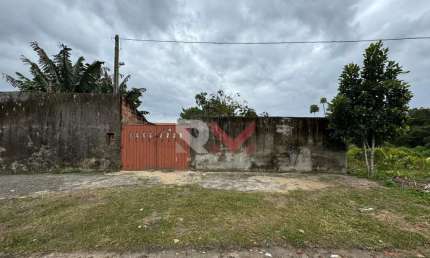 Terreno murado e aterrado no bairro Laranjeiras em Itanhaém/SP.