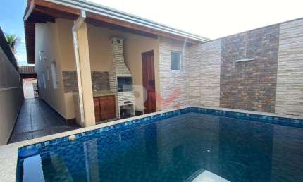 Casa geminada com piscina no bairro Verde Mar em Itanhaém/SP.
