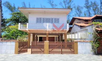 Casa pé na areia, com edícula á 50 metros da praia, localizada no bairro Santa Júlia - Itanhaém/SP.