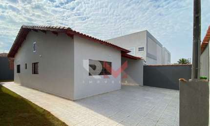 Casa lado praia com 3 dormitórios no Itaóca em Mongaguá/SP.