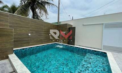Casa com piscina e 3 dormitórios no bairro Santa Júlia, lado praia em Itanhaém-SP.