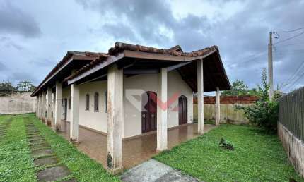 Ampla casa pé na areia apenas 300 metros do mar no bairro Balneário Gaivotas - Itanhaém/SP
