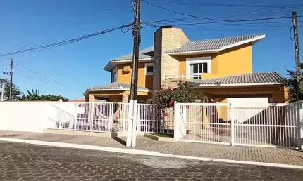 Imóvel para venda possui 245 metros quadrados com 4 quartos em Porto Fino - Pontal do Paraná - PR