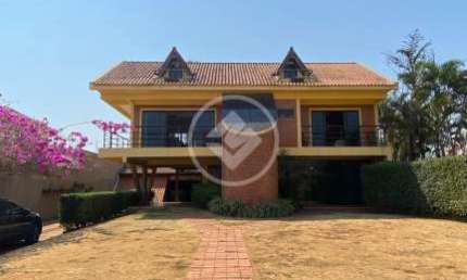 Vende-se Sobrado Mobiliado Alto Padrão na regiao central de Chapada dos Guimarães (MT) - 800 m² de terreno - 7 quartos sendo 2 suítes - 3 andares - Valor: R$ 2.000.000,00 codigo: 104043