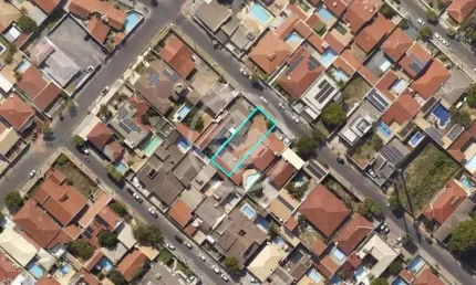 VENDE-SE TERRENO NO BAIRRO JARDIM DAS AMÉRICAS, TODO MURADO - 420M² DE ÁREA TOTAL - R$600.000,00 codigo: 107027